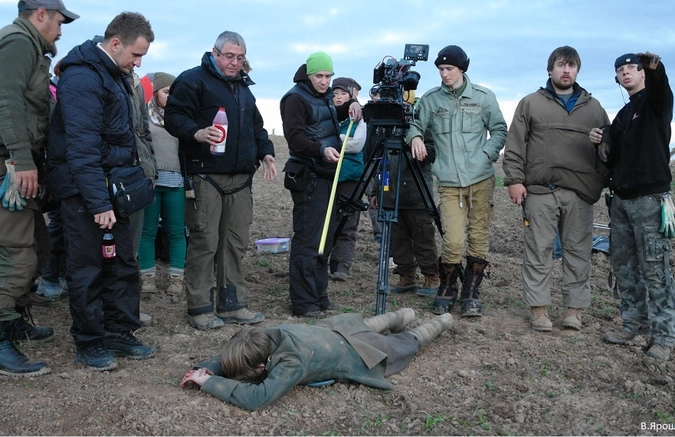 Режиссёр Дмитрий Месхиев (третий слева) на съёмочной площадке фильма «Батальонъ».