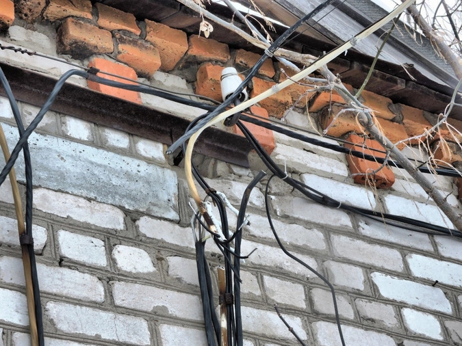 Новый хозяин  отрезал провода и обесточил здание.