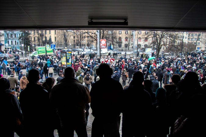 Выйти из вестибюля метро было трудновато, дорогу перегораживали сторонники майдана столпившиеся на ступеньках станции.