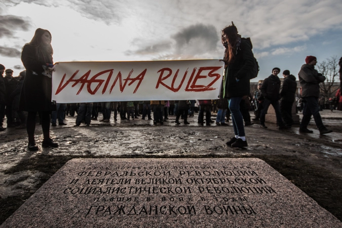 Над надгробиями мемориала разворачивали зачастую весьма провокационные баннеры не очень связанные с гибелью Немцова