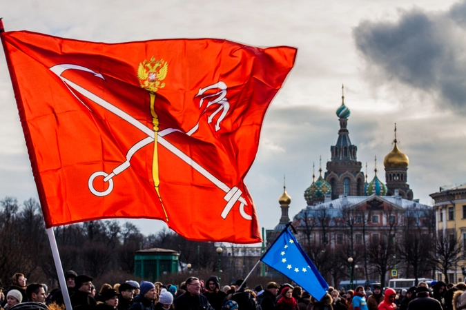 Что бы сойти за своих организаторы сменили жовто-блакитный стяг виднеющийся над головой колонны в самом начале шествия на флаг Петербурга