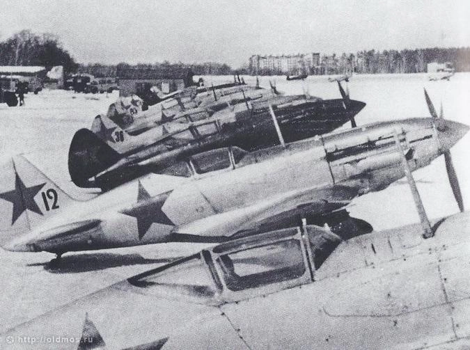 Боевые машины готовятся к вылету с Ходынского поля, 1942 год.
