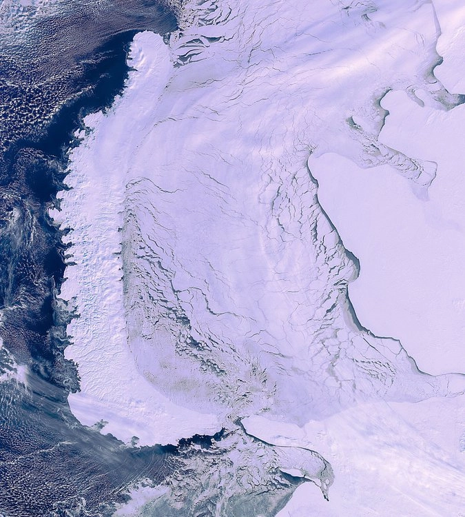Снимки Арктического круга были сделаны спутником Энвисат за месяц до потери связи. Слева — архипелаг "Новая Земля", а справа — территория материковой России. 