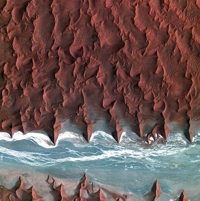 Дюны в Намибийской пустыне, снимок корейского спутника Kompstat-2.