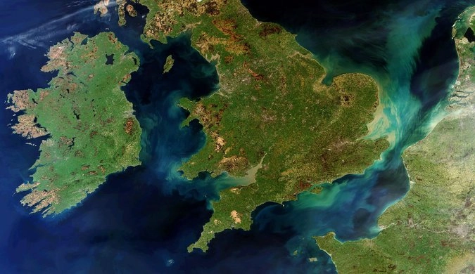 Уникальный снимок, на котором в безоблачный период запечатлены Ирландия, Великобритания и Франция. Светло-зеленые и бронзовые пятна в воде показывают движение осадочных отложений под водой.