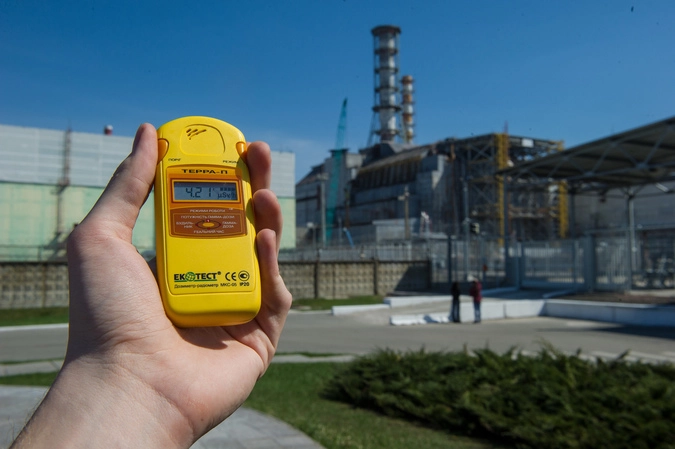 Четвертый энергоблок ЧАЭС и показания дозиметра, в Чернобыльской Зоне Отчуждения. Показания на приборе - почти в 2 раза выше среднего допустимого уровня облучения для работников атомной промышленности.