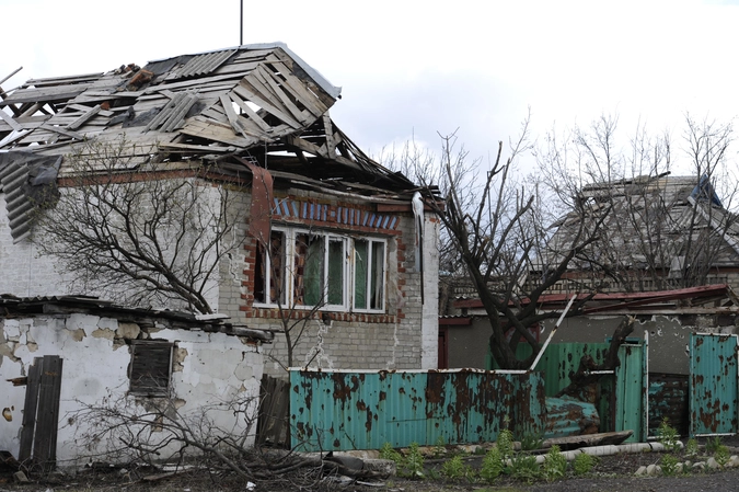 Пострадавший в результате обстрелов во время боевых действий жилой дом в поселке Никишино Донецкой области.