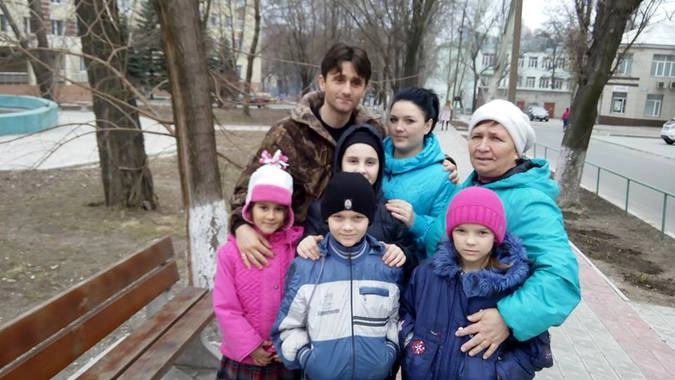 Деджан с детьми из Донецка, которым он помогает