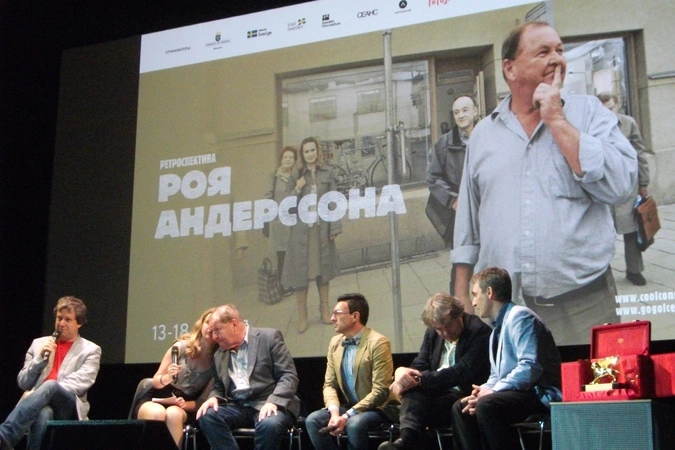 Режиссёр Рой Андерссон (третий слева), оператор Иштван Борбаш (второй справа) и «Золотой лев» в Москве