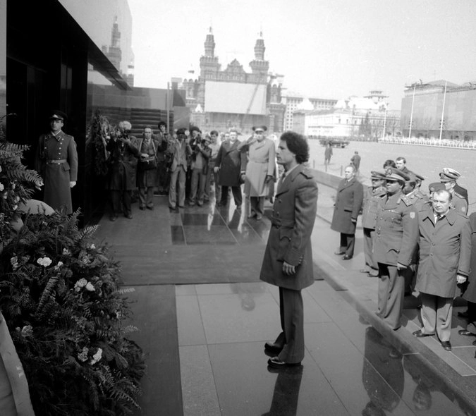 Лидер ливийской революции, глава Социалистической Народной Ливийской Арабской Джамахирии Муаммар Каддафи (в центре) возлагает венок к Мавзолею В. И. Ленина во время официального визита в СССР.