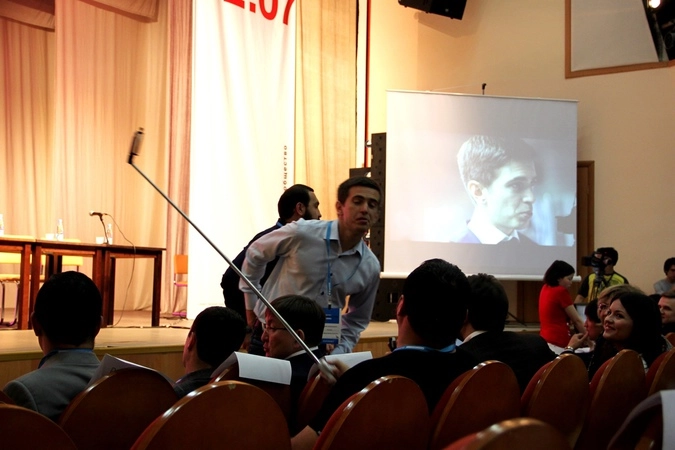 Лидер движения "Стоп-хам" Дмитрий Чугунов пока с экрана вещает Дмитрий Чугунов попытался заполнить собой сэлфи одного из коллег