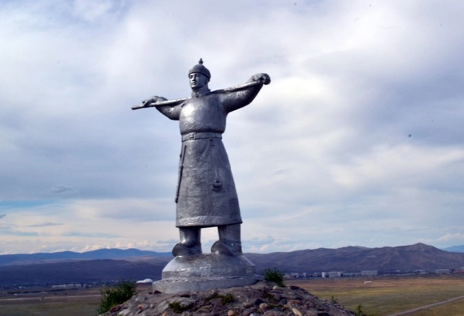 Такой вот богатырь хранит Кызыл, сторожа дорогу из Монголии