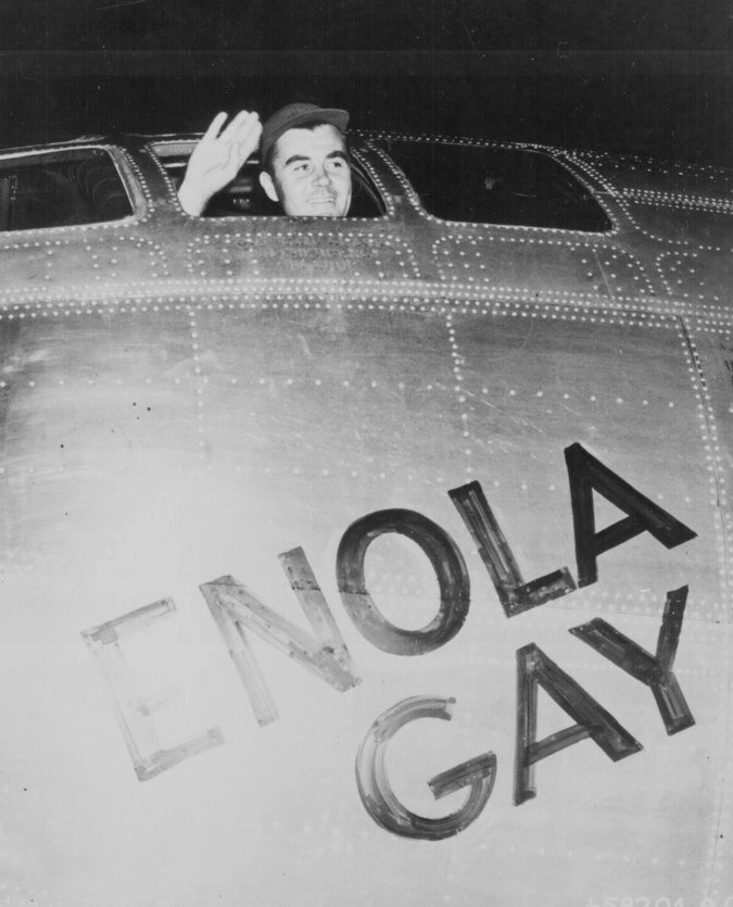 Пол Тиббетс и «Энола Гэй» перед взлетом, утро 6 августа 1945 года.