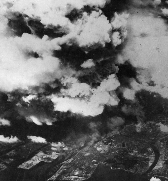 После вспышки света и жара от огненного шара диаметром 370 м над центром Хиросимы поднялся темно-серый «гриб».