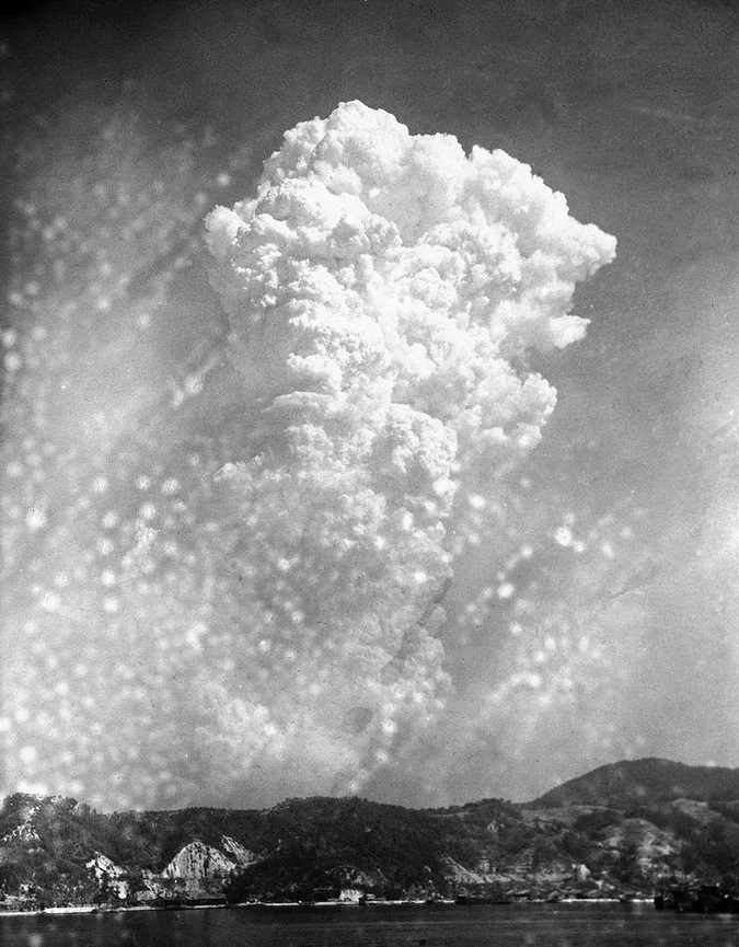 Вид на облако атомного взрыва в Хиросиме с расстояния примерно в 20 км.