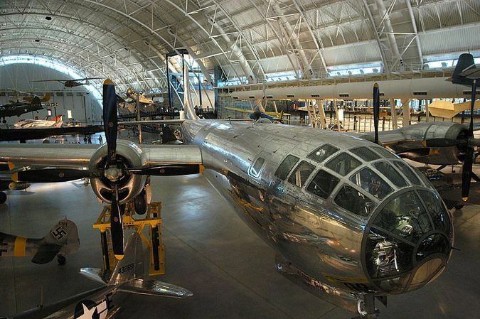 «Энола Гэй» в Национальном музее авиации и космонавтики США. Обратите внимание на облицовку фюзеляжа.