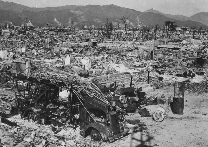 Пожарная станция Хиросимы после взрыва, примерно 1800 метров от эпицентра.