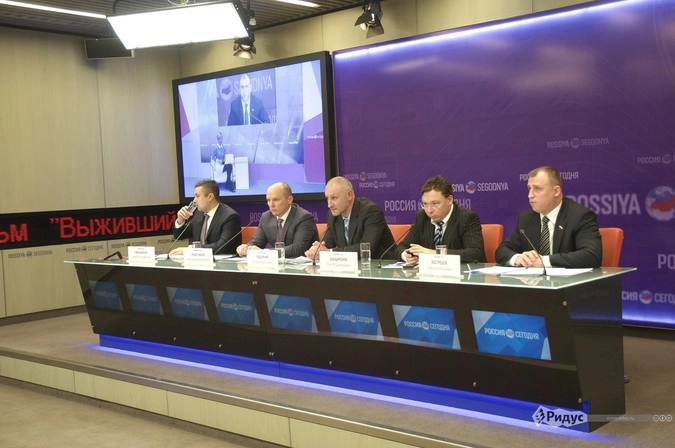 Валерий Подьячий вместе с политологами на пресс-конференции в Москве 