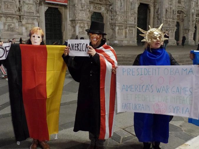 Правозащитники и пацифисты на площади в центре Милана.