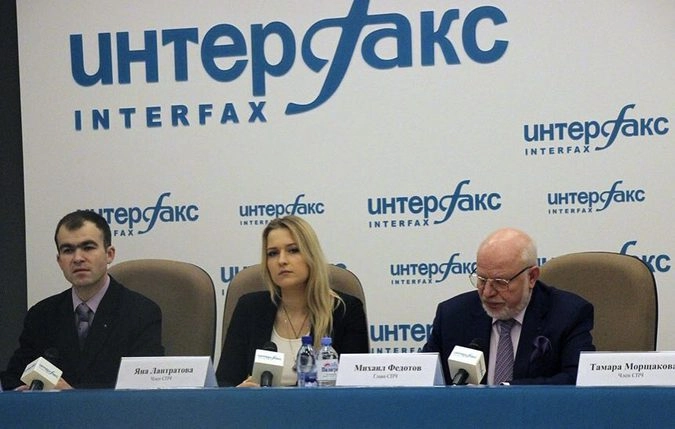 Яна Лантратова (на фото в центре) с коллегами по президентскому Совету по правам человека