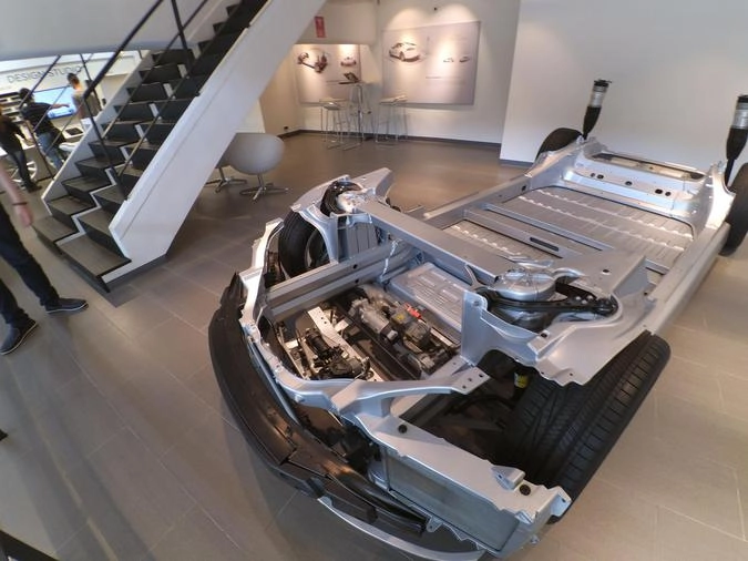 «База» Tesla Model S на выставке. Практически все компоненты сделаны в Китае и Тайване, в США производится лишь «отверточная» сборка