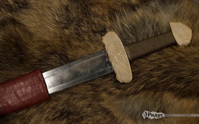 Один из самых известных мечей, который ныне хранится в Соборе Святого Вита в Праге, имел рукоятку из резной слоновой кости.