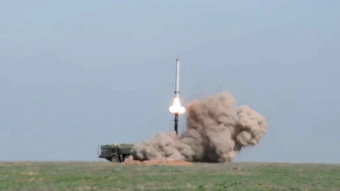 Боевой пуск ракеты из комплекса «Искандер-М»