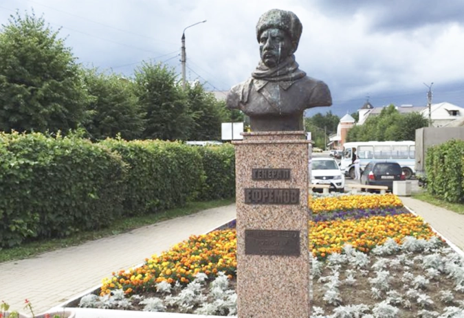 Памятник легендарному освободителю Родины, генералу Михаилу Ефремову, уроженцу Тарусы