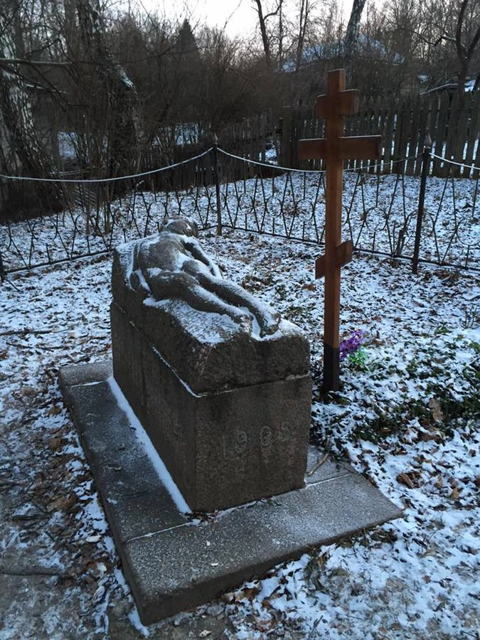 Памятник на могиле художника В.Э. Борисова-Мусатова установлен в 1911 г. его другом известным скульптором А. Т. Матвеевым.