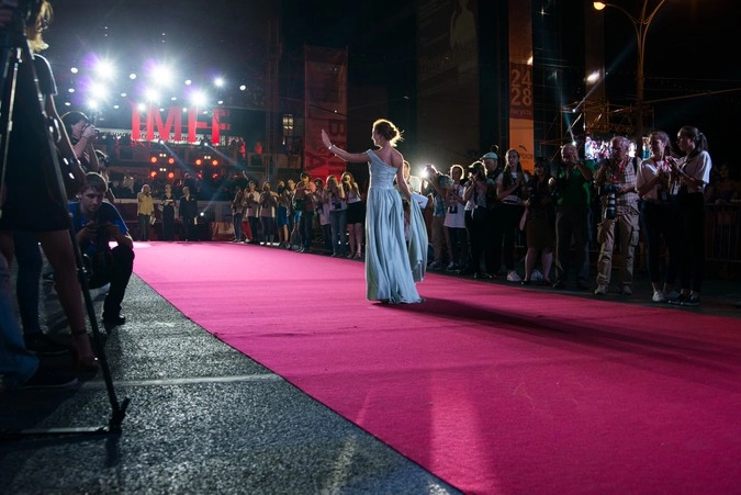 Актриса Елена Захарова на красной дорожке кинофестиваля «Bridge of Arts»