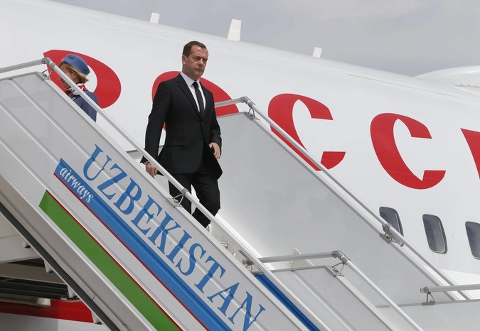 Премьер-министр РФ Дмитрий Медведев прибыл в Самарканд для участия в траурных мероприятиях в связи с кончиной президента Узбекистана Ислама Каримова.
