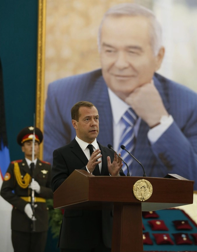 Председатель правительства РФ Дмитрий Медведев выступает на церемонии прощания с президентом Узбекистана Исламом Каримовым.