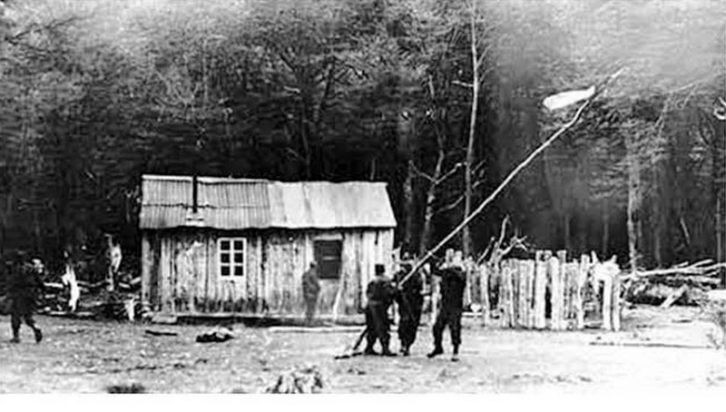 Аргентинские жандармы валят чилийский флаг на озере Десьерто. fdra-historia.blogspot.com Аргентинские жандармы валят чилийский флаг на озере Десьерто. fdra-historia.blogspot.com