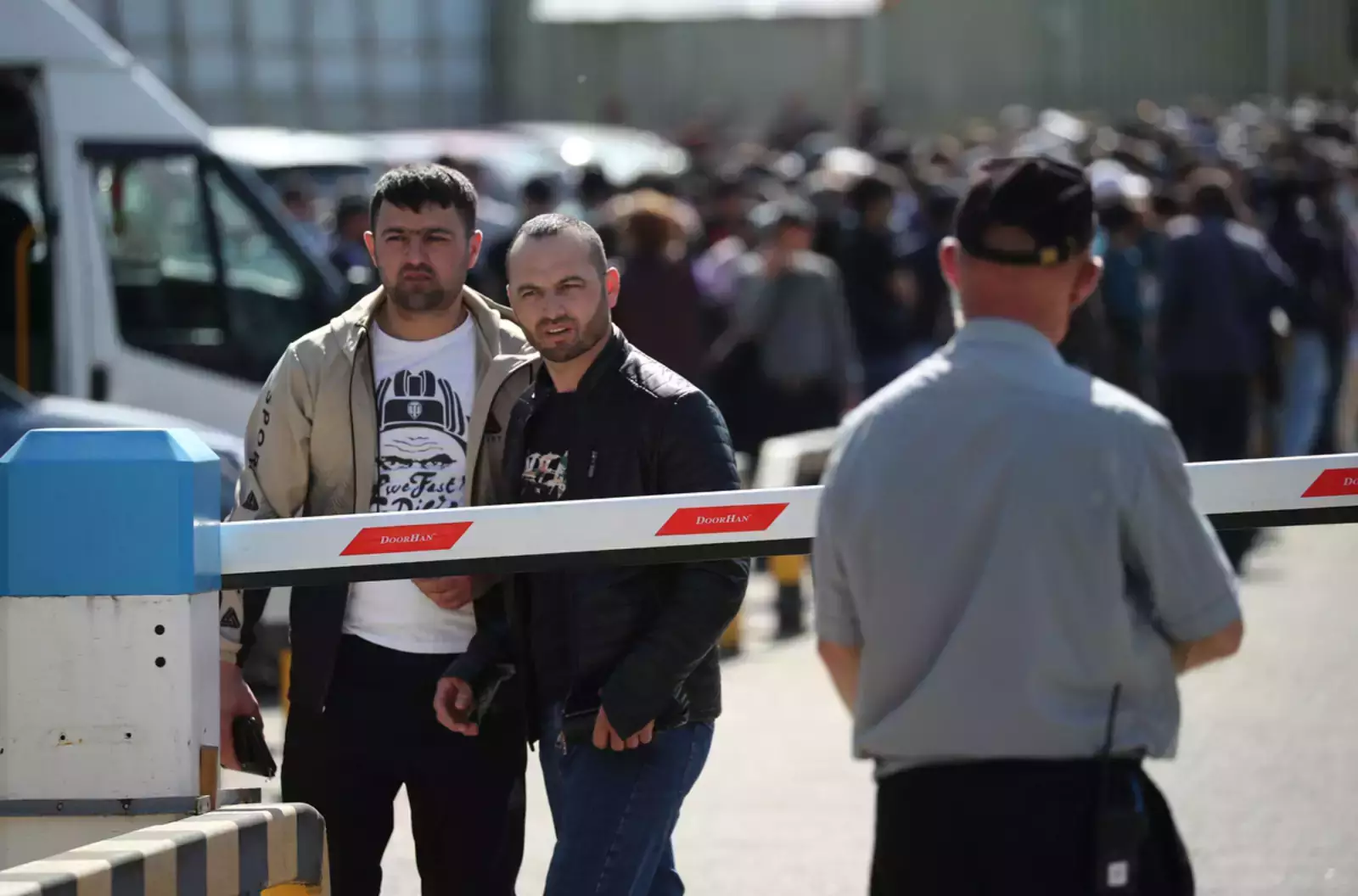 Мигранты у Единого миграционного центра Московской области в Путилково. © Михаил Терещенко / ТАСС Мигранты у Единого миграционного центра Московской области в Путилково. © Михаил Терещенко / ТАСС