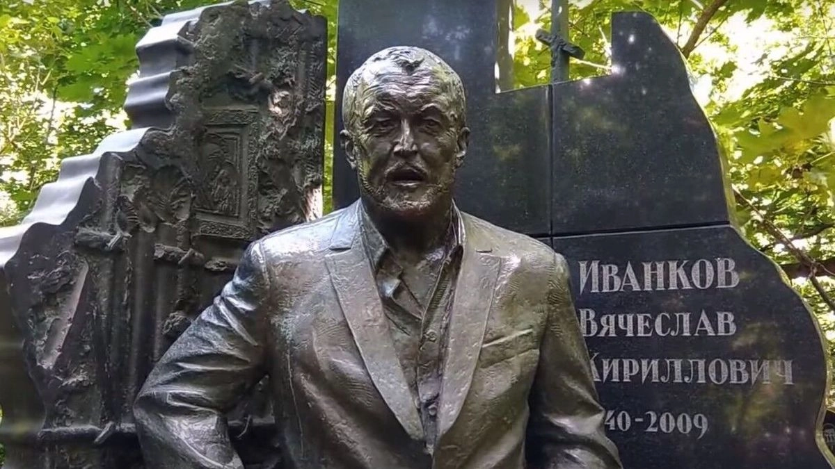 Надгробный памятник Вячеслава Иванькова