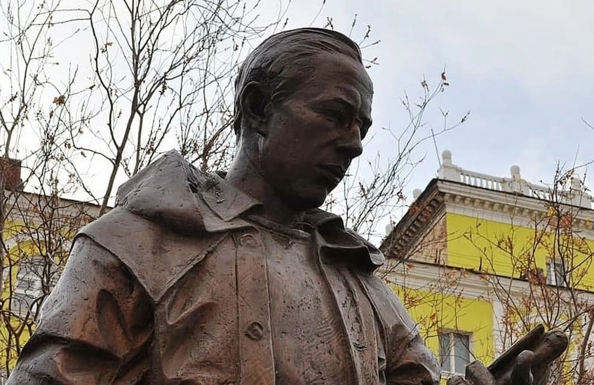 Памятник Николаю Урванцеву с частично отломанным пенсне