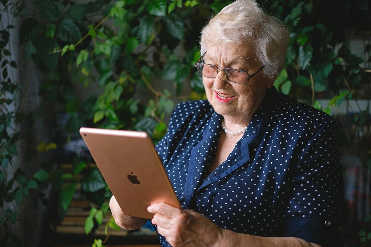 Пожилые люди, часто пользующиеся интернетом, менее склонны к развитию депрессии