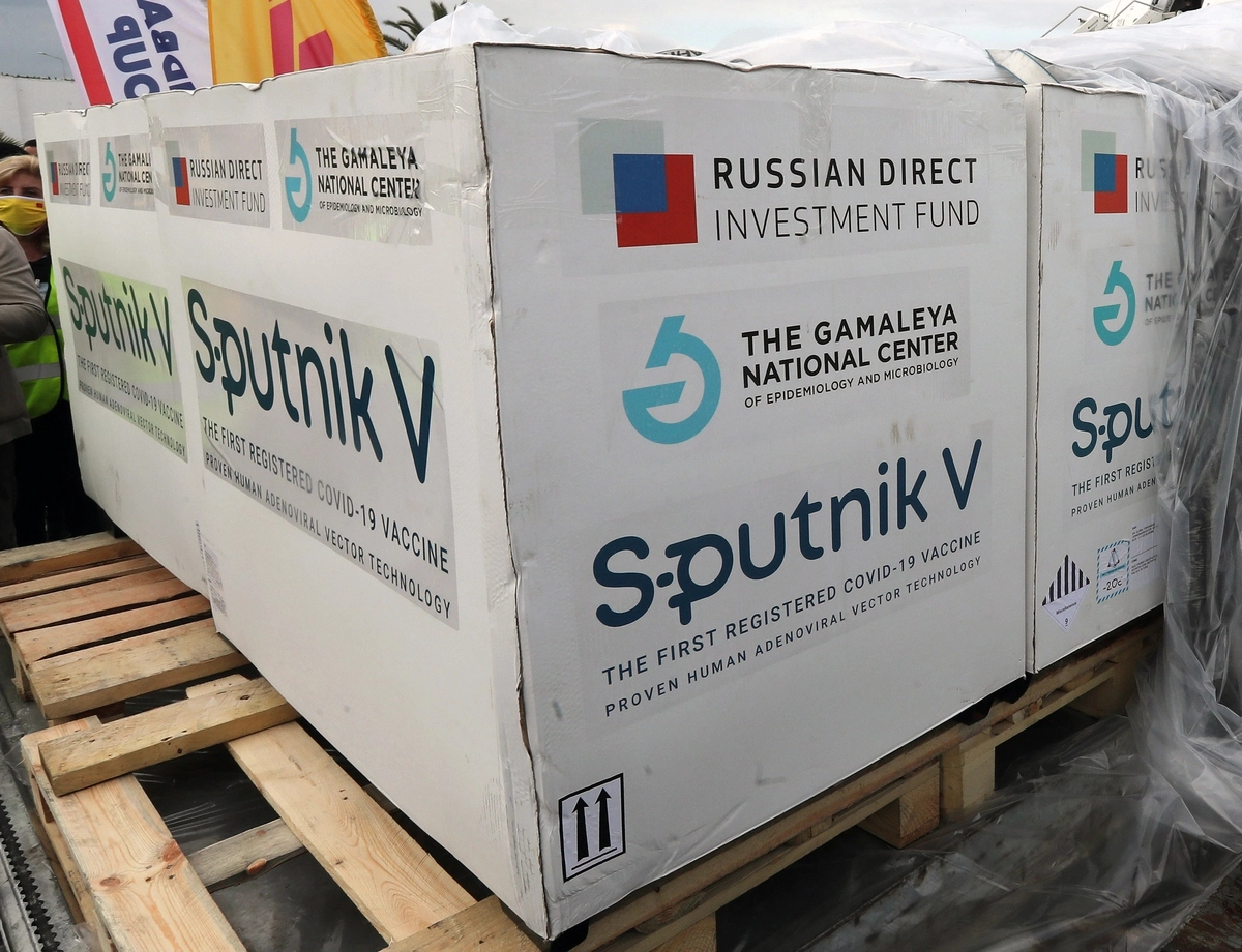 Ящики с 30 тысячами доз российской вакцины от коронавируса «Спутник V». © EPA/ТАСС