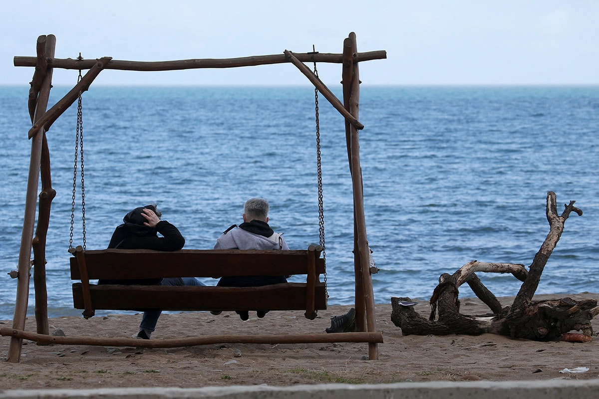 Отдыхающие на побережье Черного моря около села Прибрежное.