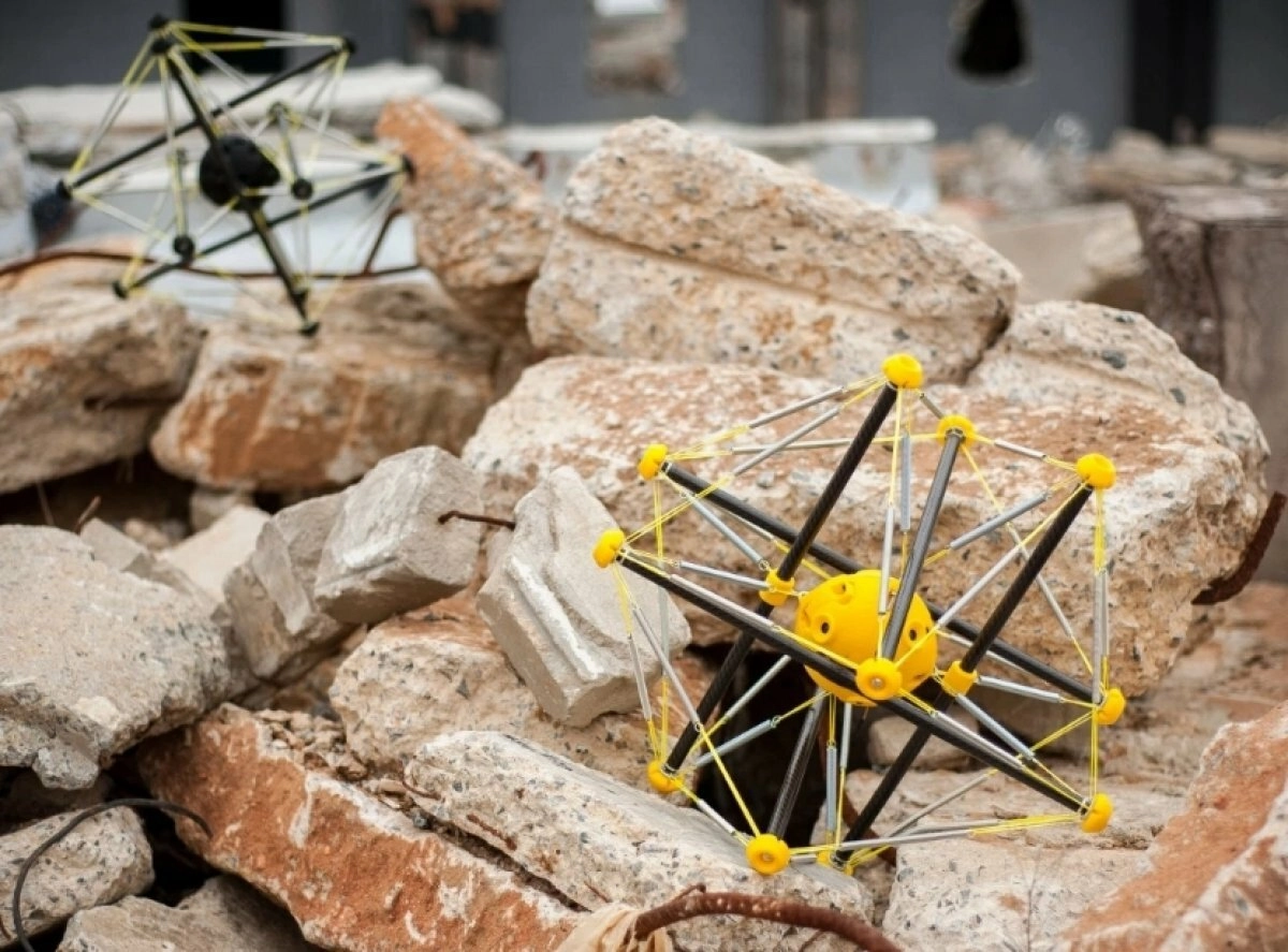 Особую прочность «неуязвимому» роботу придает принцип напряженной целостности — тенсегрити (tensional integrity). Особую прочность «неуязвимому» роботу придает принцип напряженной целостности — тенсегрити (tensional integrity).