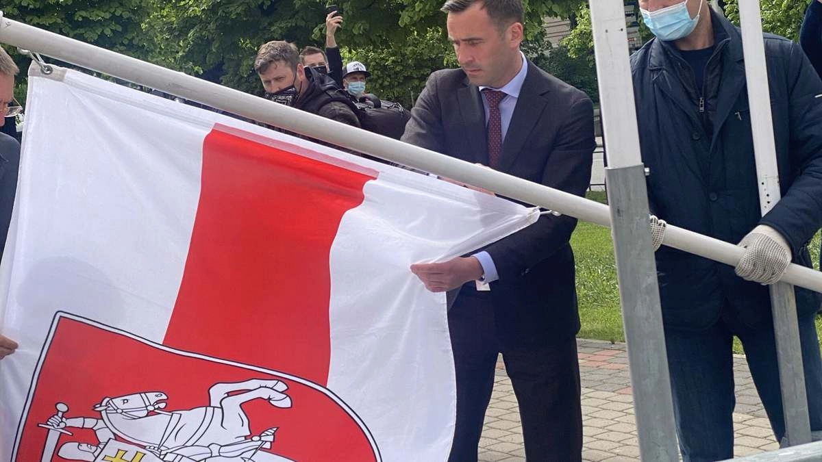 Мэр Риги с БЧБ-флагом © Twitter.com