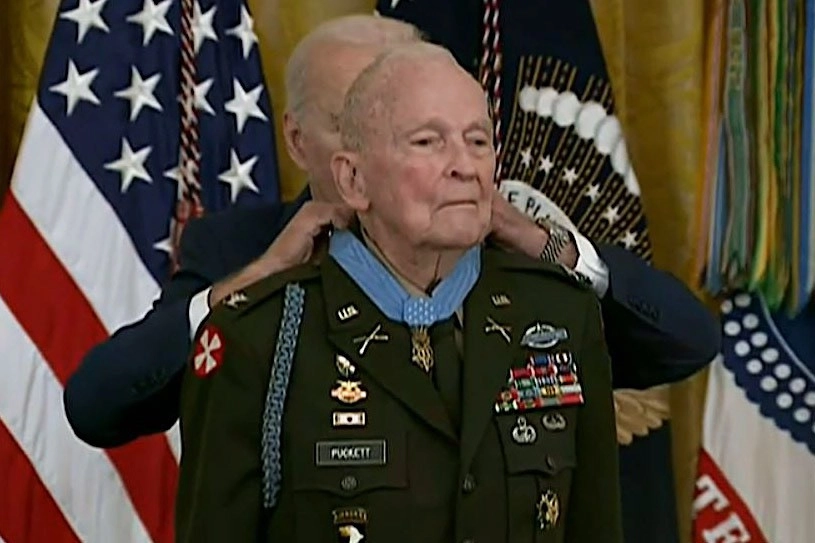 В пятницу через 70 лет после совершения подвигов во время Корейской войны Ральф Пакетт-младший получил Медаль Почета