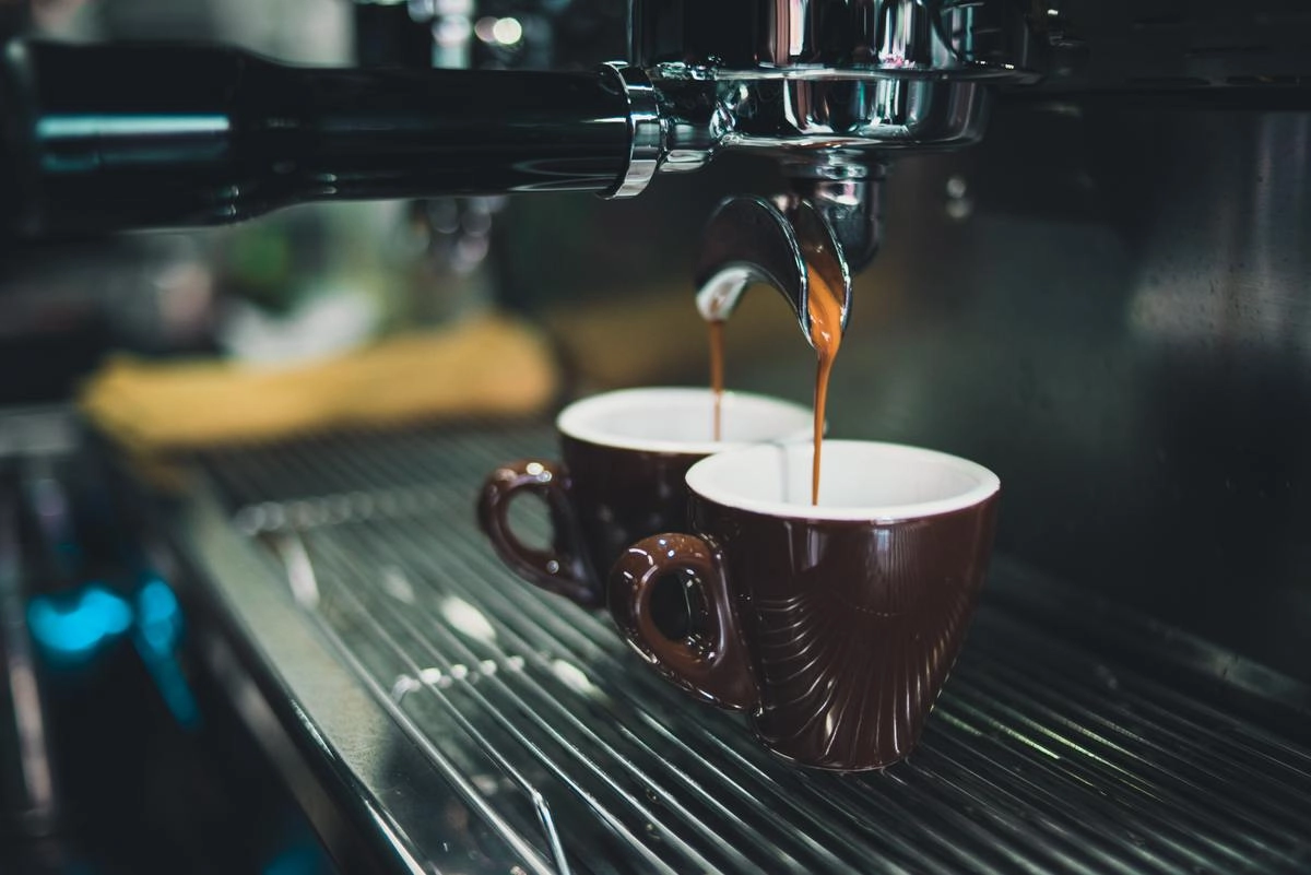 В умеренных количествах кофе не только хорошо бодрит, но еще и снижает риск заболеваний сердца