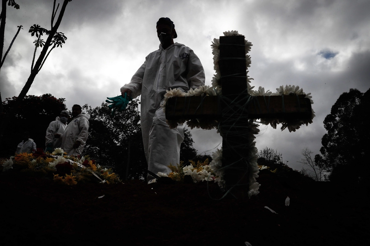 Похороны жертв коронавируса COVID-19 в Сан-Паулу © EPA/TASS