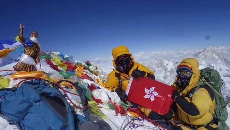 Альпинисты на вершине Эвереста