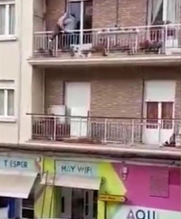 Женщина свесилась с края балкона и держалась из последних сил, когда Камил подхватил ее, поднял с перил и вернул в безопасное место
