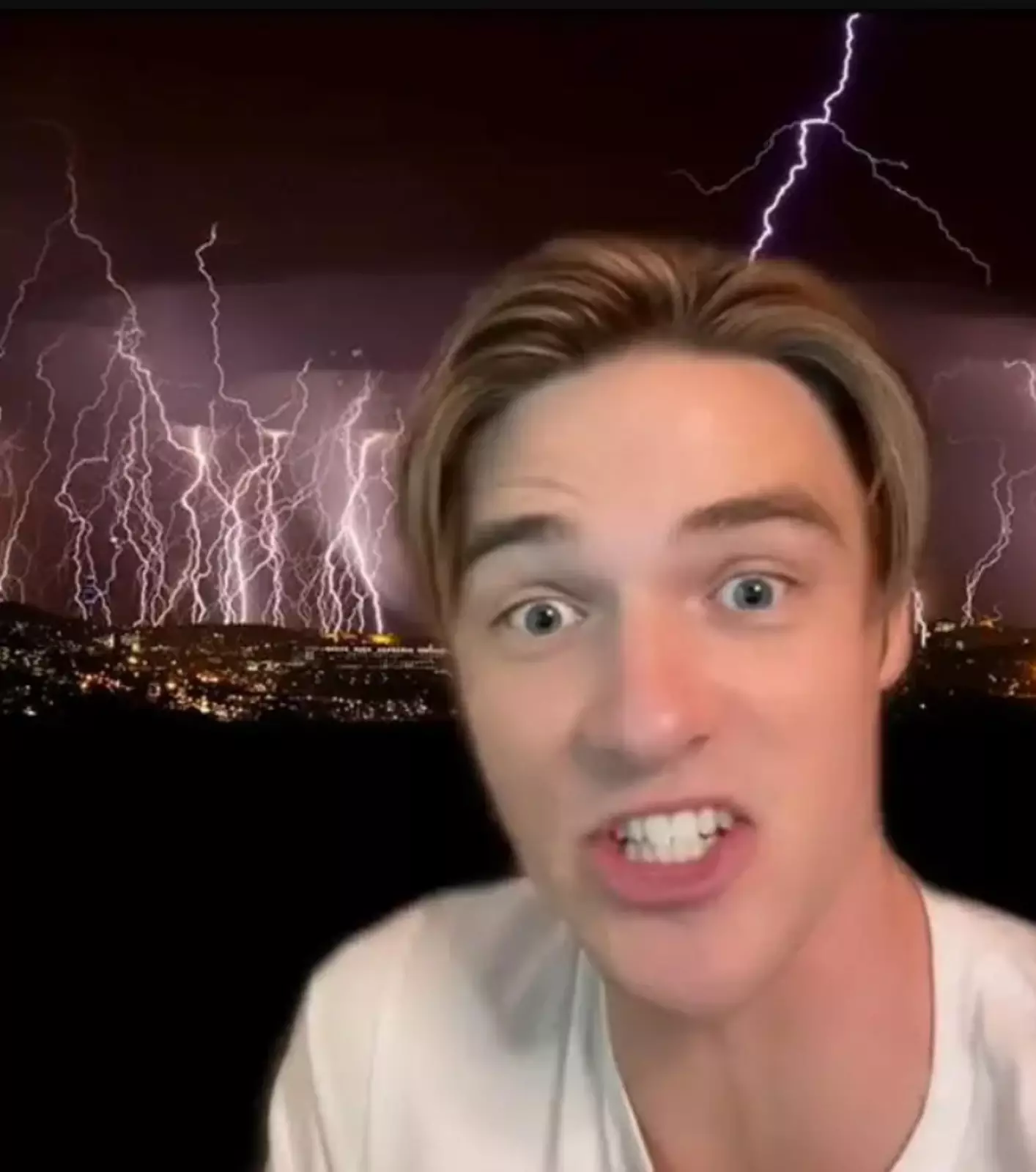 Какое-то время полет проходил спокойно, но внезапно в самолет попал разряд молнии. Какое-то время полет проходил спокойно, но внезапно в самолет попал разряд молнии.