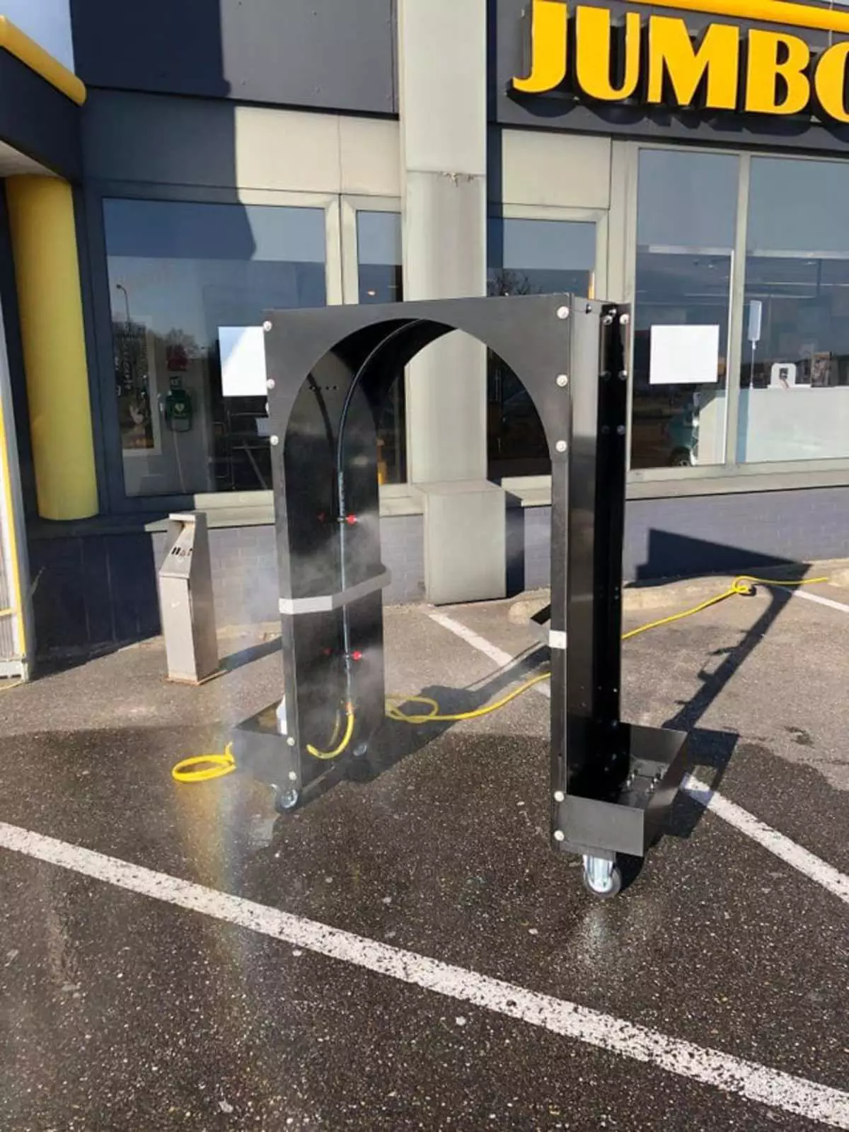 С помощью этой штуку можно продезинфицировать свою тележку с покупками. С помощью этой штуку можно продезинфицировать свою тележку с покупками.