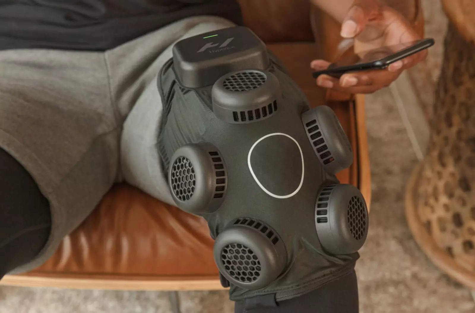 Устройство управляется со смартфона и способно полтора часа работать без подзарядки. Устройство управляется со смартфона и способно полтора часа работать без подзарядки.