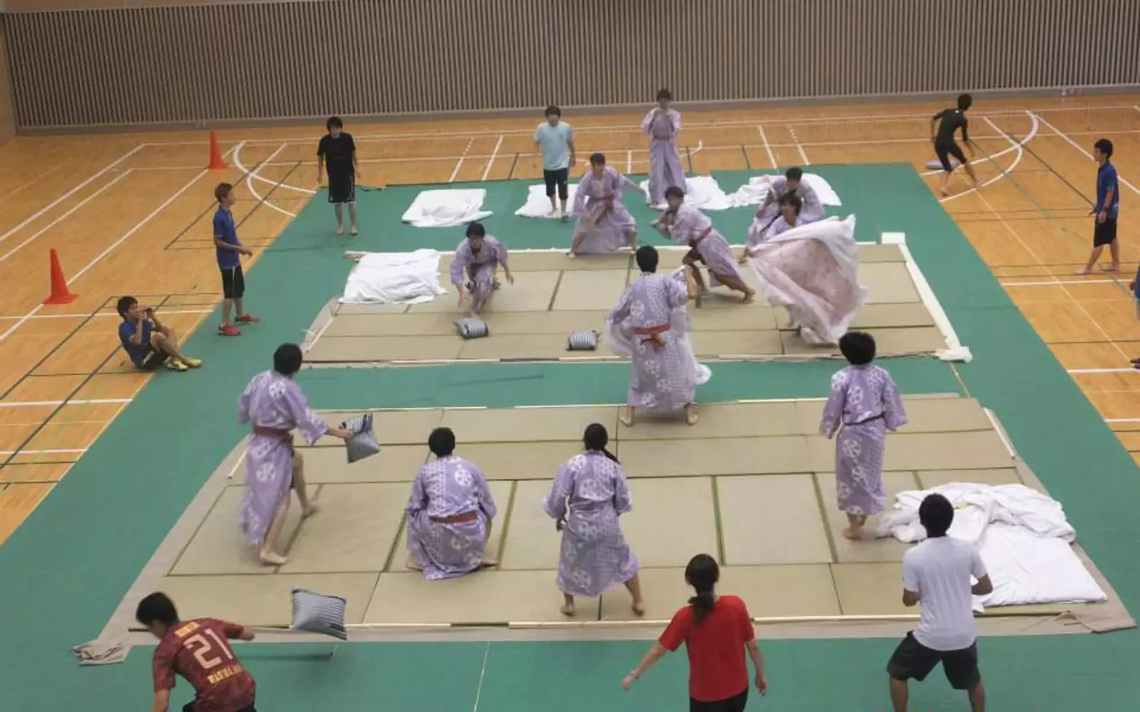 Всеяпонский чемпионат по борьбе подушками был вдохновлен Makura-nage — веселой детской игрой. Всеяпонский чемпионат по борьбе подушками был вдохновлен Makura-nage — веселой детской игрой.